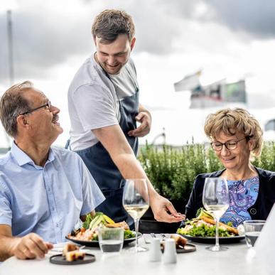 Par spiser frokost hos Restaurant Pynten