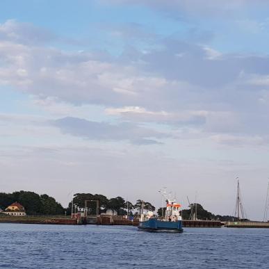 Færge på vejl ind i Hjarnø Havn