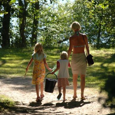 Familie går ned af mod søen ved Elite Camp Vestbirk