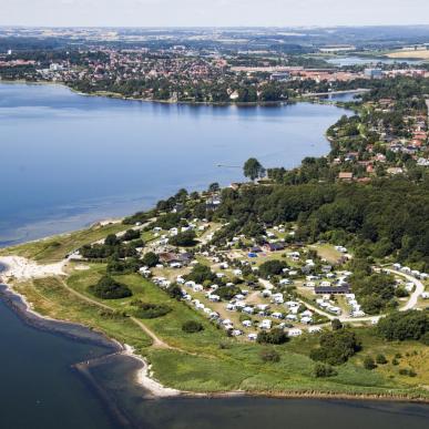 Luftfoto af Husodde ved Horsens Fjord med Husodde strand og Horsens CIty Camping