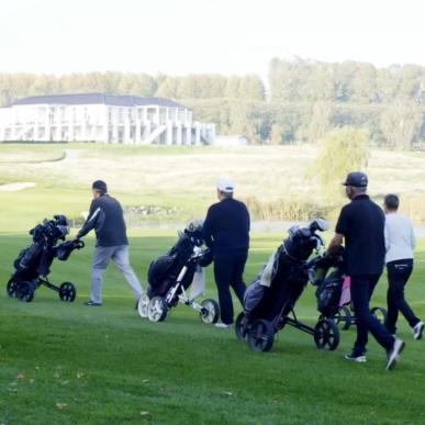 Fire golfspillere på banen i Stensballe Golfklub