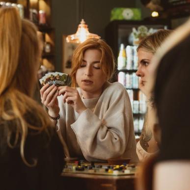 Voksne kvinder spiller kort på Brætspilscaféen i Horsens