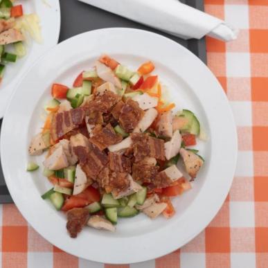 Kyllingesalat på et bord med en rødternet dug 