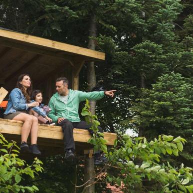 Mor, datter og far i shelter ved Holmely - en del af Destination Kystlandet