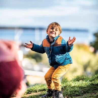 Dreng leger på Juelsminde Naturlegeparken - en del af Destination Kystlandet