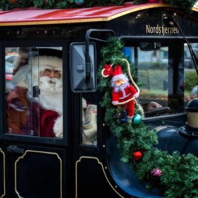 Julemand kigger ud fra førerhuset i juletoget i Horsens