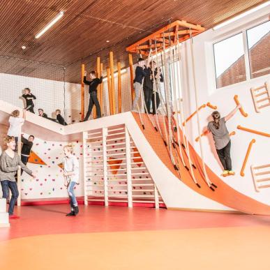 Børn kravler i legehallen Barrit Legeunivers