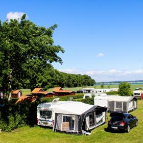 Campingplads på øen Hjarnø i Kystlandet