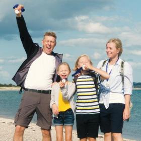 Familie jubler efter at have gennemført Tunø skattejagt