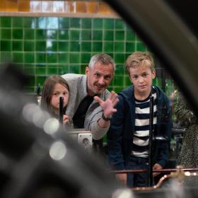 Familie kigger på udstilling på Danmarks Industrimuseum