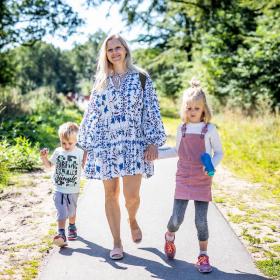 Familie går i naturen