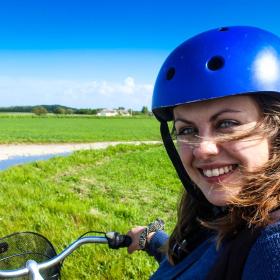 Rejseblogger Melissa Villumsen på cykel på Endelave