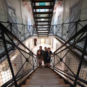 Familie går op af fængsels trappen