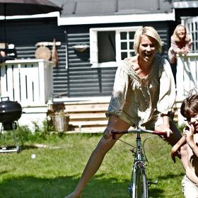 Familie leger og hygger ved sommerhus i Kystlandet