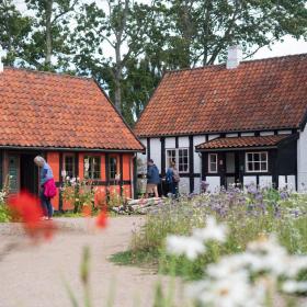 folk går ved frilandsmuseet i Glud