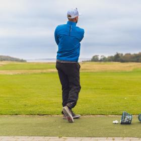 Golfspiller slår bolde ud ved Stensballegaard Golfklub i Horsens