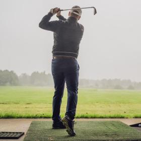 Golfspiller slår ud på øvebanen i Horsens Golfklub