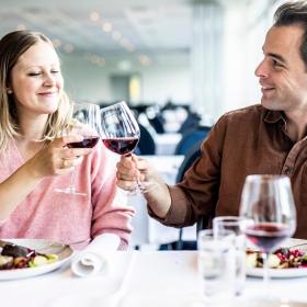Par spiser middag på Hotel Juelsminde Strand