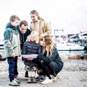 Familie kigger på skattekort på Juelsminde Havn