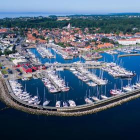 Juelsminde havn og marina set fra oven