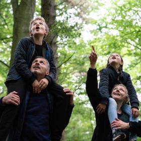 Familie går rundt i Staksrode skov