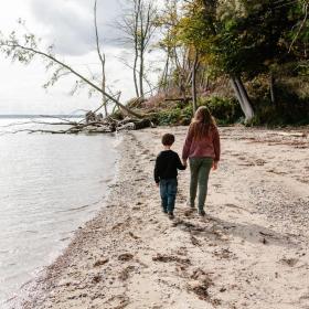 Børn går på Stenhøj strand