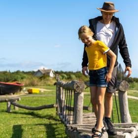 Far og datter på skattejagt på Tunø - en del af Kystlandet