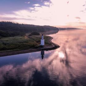 Udsigt med fjord og fyrtårn i området ved Hotel Vejlefjord