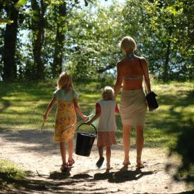 Familie går ned af mod søen ved Elite Camp Vestbirk