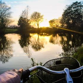 Cykelstyr med udsigt over sø på Endelave i Kystlandet