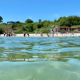 Lækkert badevand ved Rude Strand ved Odder-kysten - en del af Destination Kystlandet