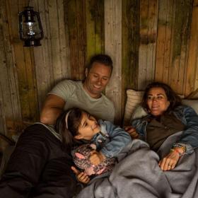 glad familie overnatter ved Holmely shelter