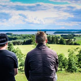 To drenge sidder og nyder udsigten fra Trustrup Udsigtshøje