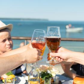 Familie spiser frokost på havnen i Juelsminde