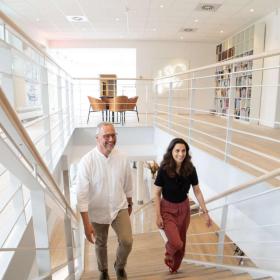 To gæster går op af trappe på Horsens Kunstmuseum