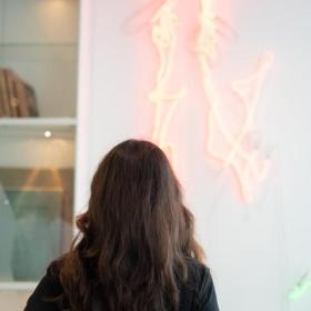 Neon skilt hænger på Kunstmuseet i Horsens 