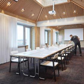 Medarbejder forbereder mødelokale på Hotel Opus i Horsens