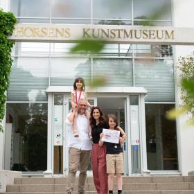 Børnefamilie afsted på sjov familieaktivitet Skattejagten Horsens ved Kunstmuseet