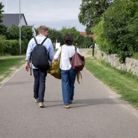 Par går langs vej på Tunø - en del af Destination Kystlandet