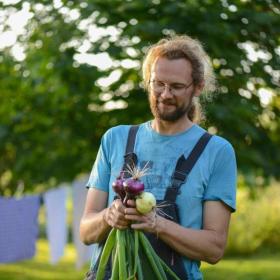 Søren Sørøver fra Brandbygegaard viser fine nyhøstede løg fram i haven nær Alrø i Odder