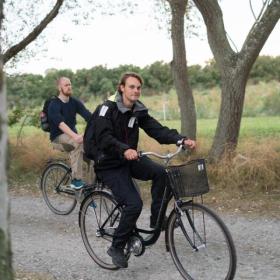 To mænd cykler i efteråret på Endelave i Destination Kystlandet