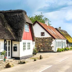 Huse set fra hovedgaden på idylliske Alrø i Horsens Fjord - en del af Destination Kystlandet