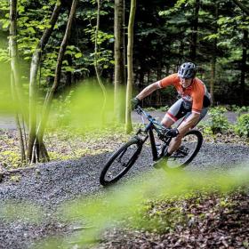 Mand på mountainbike i sving på sporet i Bisgaardskoven i Odder