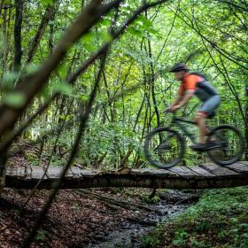 Mand kører over bro på mountainbike i Odder