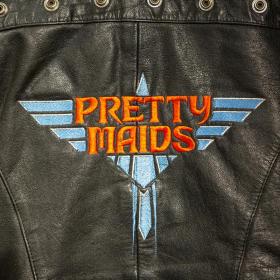 Sort læderjakke med Pretty Maids logo på ryggen i blå og rød