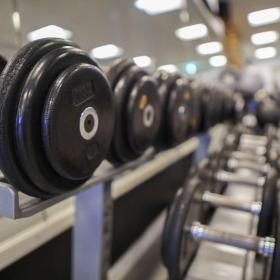 Vægte i motionscenteret i Juelsmindehallerne - en del af Destination Kystlandet