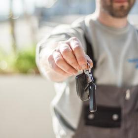 Mand holder bilnøgler frem hos biludlejningsfirma