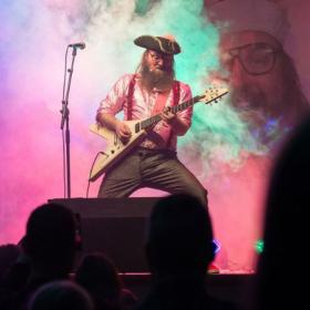 Onkel Reje børnekarakter optræder på teater i Horsens med guitar