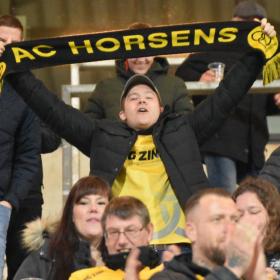 Fan står med AC Horsens banner 