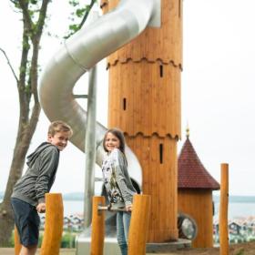 Børn leger på klatreredskaber på legepladsen Juelsminde Natur Lege park